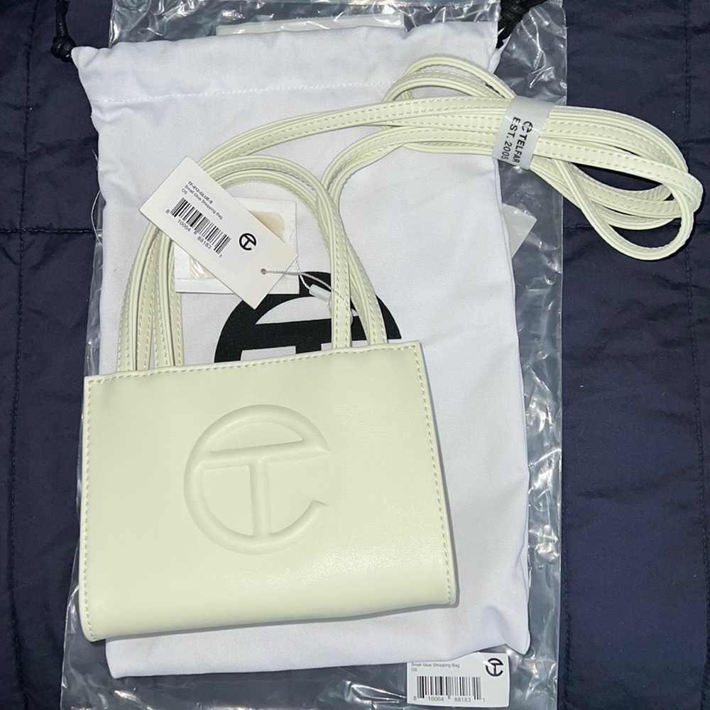 Small Telfar bag. Color: glue